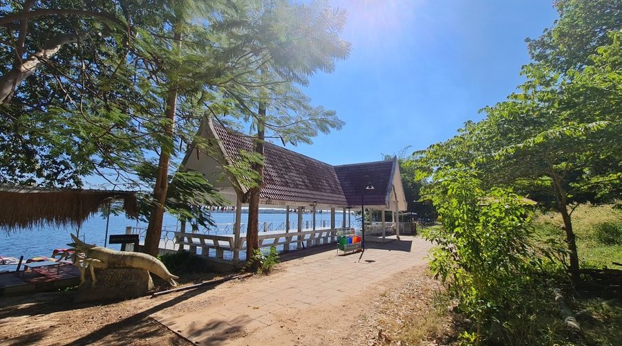 บริเวณหาดนี้จะมีกิจกรรมทางน้ำและร้านอาหารเปิดให้บริการครับ