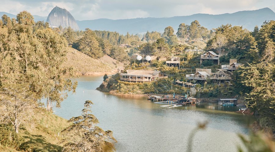 El Atma Eco Village se encuentra en El Peñol, a 400 metros de Piedra del Peñol, y ofrece alojamiento con restaurante, aparcamiento privado, bar y jardín. El establecimiento ofrece servicio de habitaciones, servicio de conserjería y WiFi gratuita en todas las instalaciones. El hotel dispone de habitaciones familiares. El hotel sirve un desayuno continental o a la carta. El Atma Eco Village cuenta con bañera de hidromasaje. Los huéspedes podrán disfrutar de actividades en El Peñol y sus alrededore