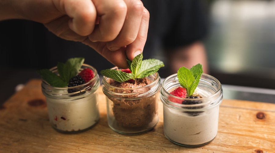 Mit Liebe garnierte Desserts