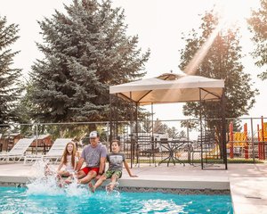 Pool & Beach