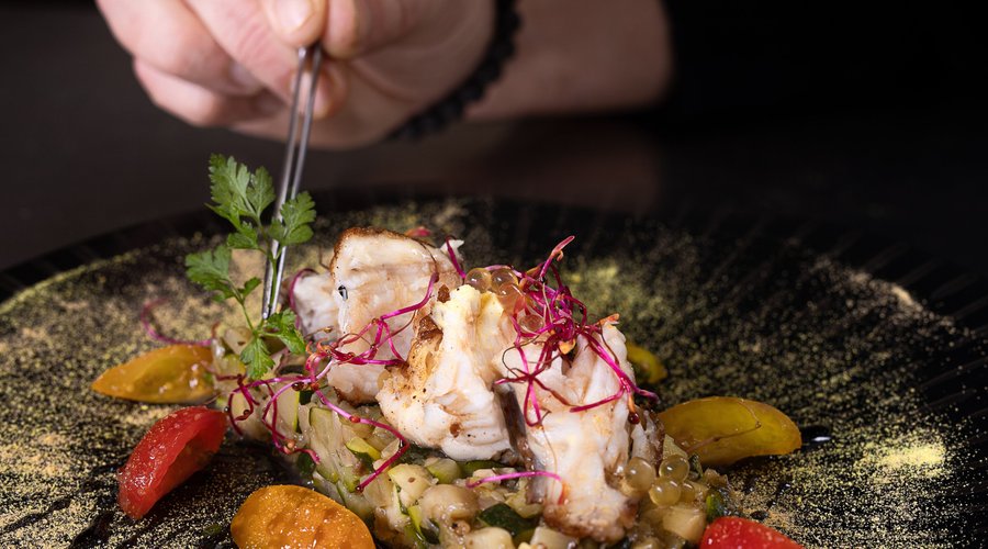 Lotte de Méditerranée rôti aux basilic bio accompagné d’une ratatouille revisité sauce vierge et agrumes moléculaires 