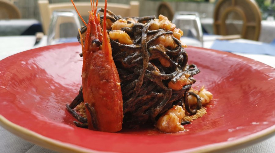 Tagliolini al nero di seppia con gambero rosso di Mazara del Vallo