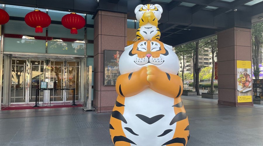 新光三越中港店大門口的「胖虎」又應景又可愛