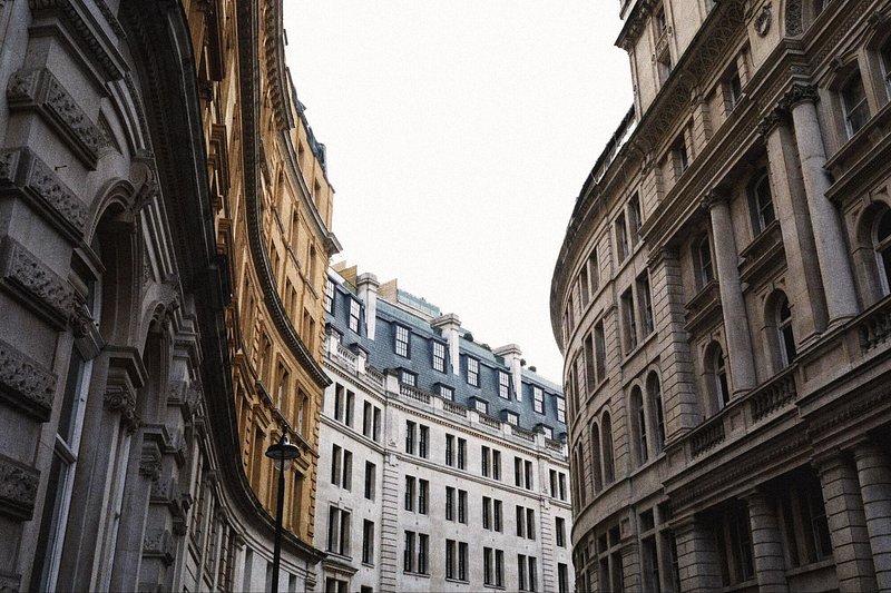 Gatuvy över Great Scotland Yard i London