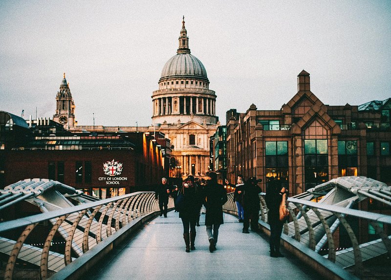 Människor går över Millennium Bridge med St Paul's Cathedral i bakgrunden