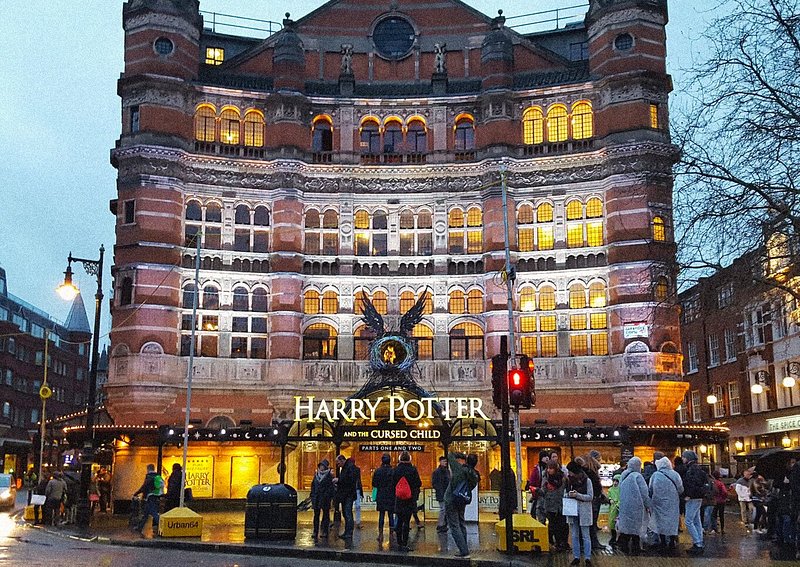 Exterior do Palace Theatre em Londres, com Harry Potter e a Criança Amaldiçoada em exibição