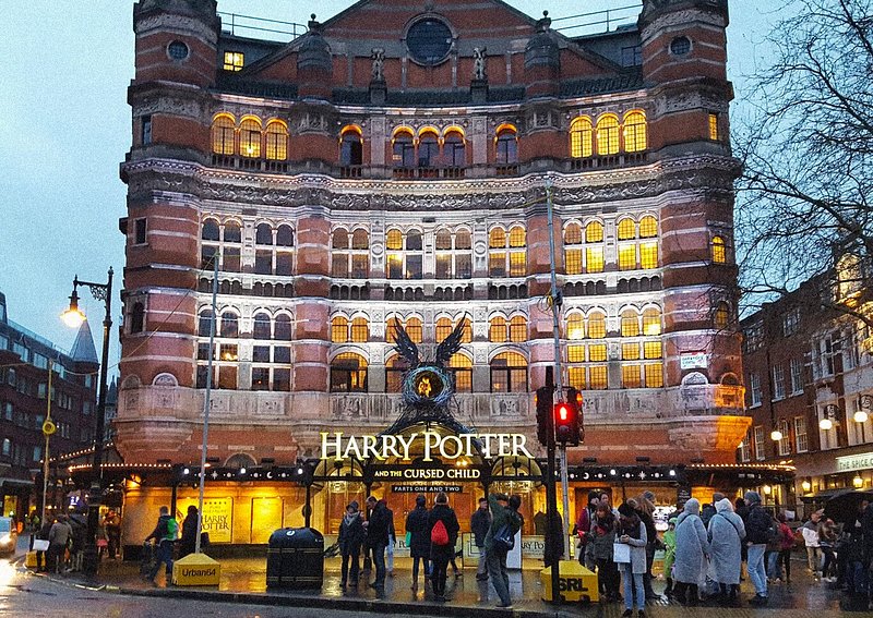 Utanför Palace Theatre i London, där Harry Potter & the Cursed Child spelas