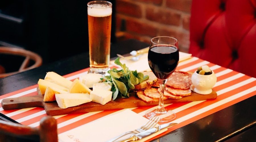 Parce que ce soir c’est le weekend et que vous l’avez bien mérité, on vous attend pour trinquer autour d’une belle planche mixte 🍻🍷