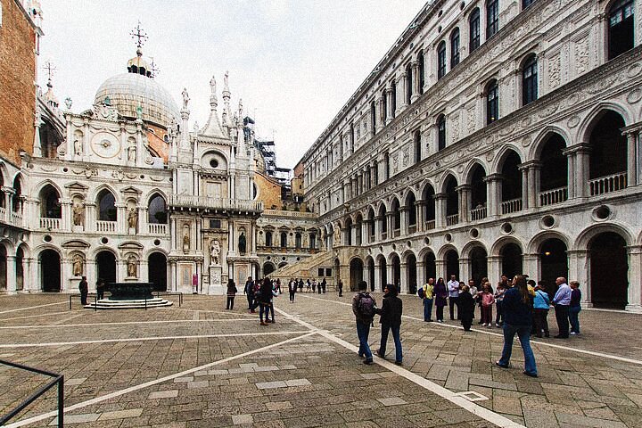 Buiten de Basiliek van San Marco