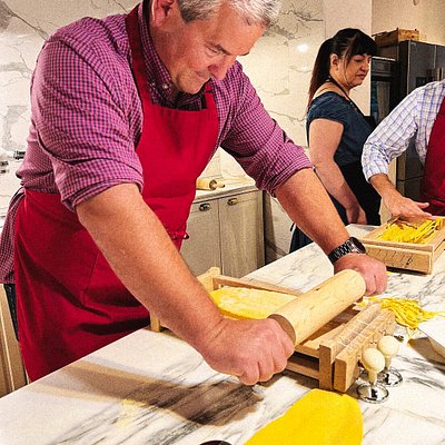 Ein Mann rollt Nudeln bei einem Pasta-Kurs in Rom aus.