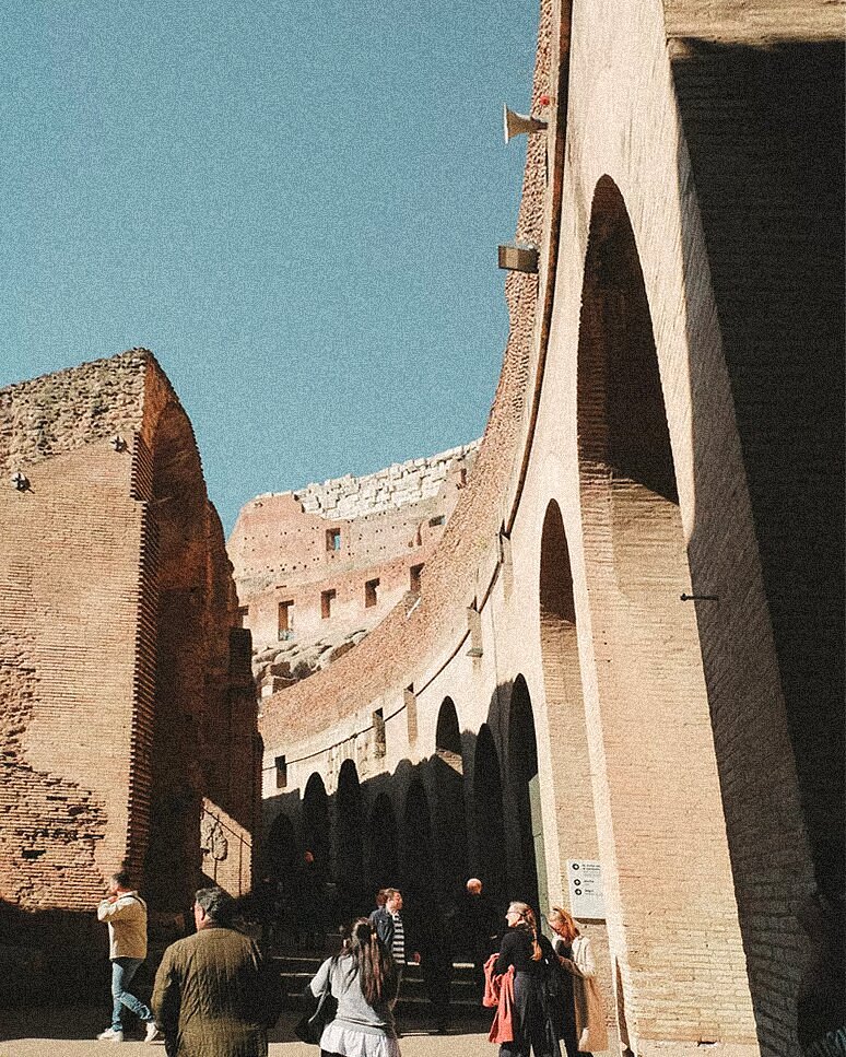Turis berkeliling Koloseum Romawi