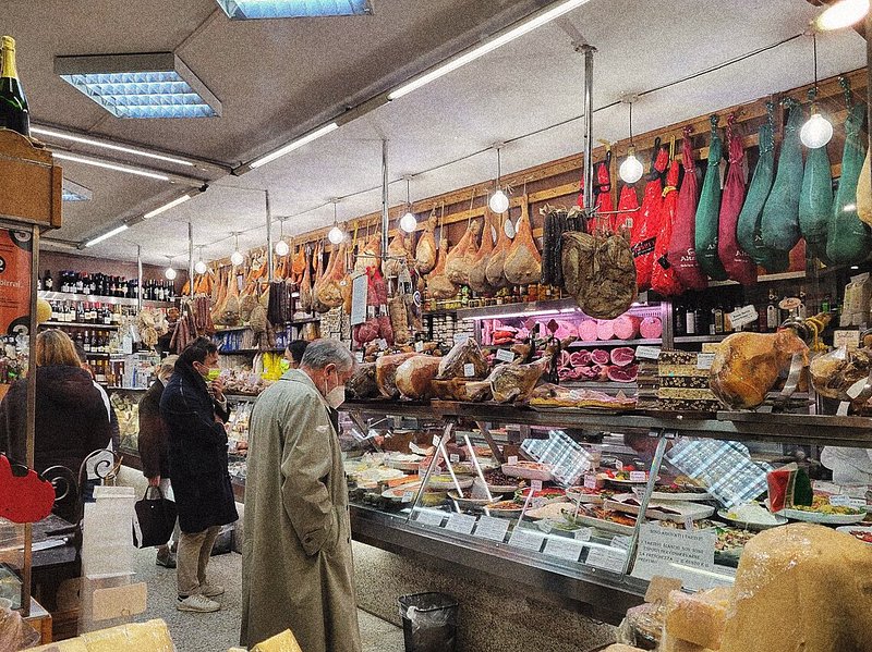 로마에서 절인 고기를 쇼핑하는 모습