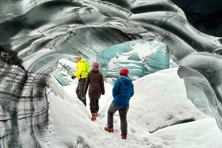 Eishöhle unter Wasser