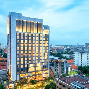 The new 5-star hotel in the city

The new Icon of luxury, located in the bustling central business district of Raya Darmo

Well-appointed Accommodations and Food & Beverage facilities, perfect for business and leisure
