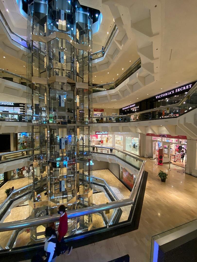 التسوق في ذا بليس وشاشة السماء LED