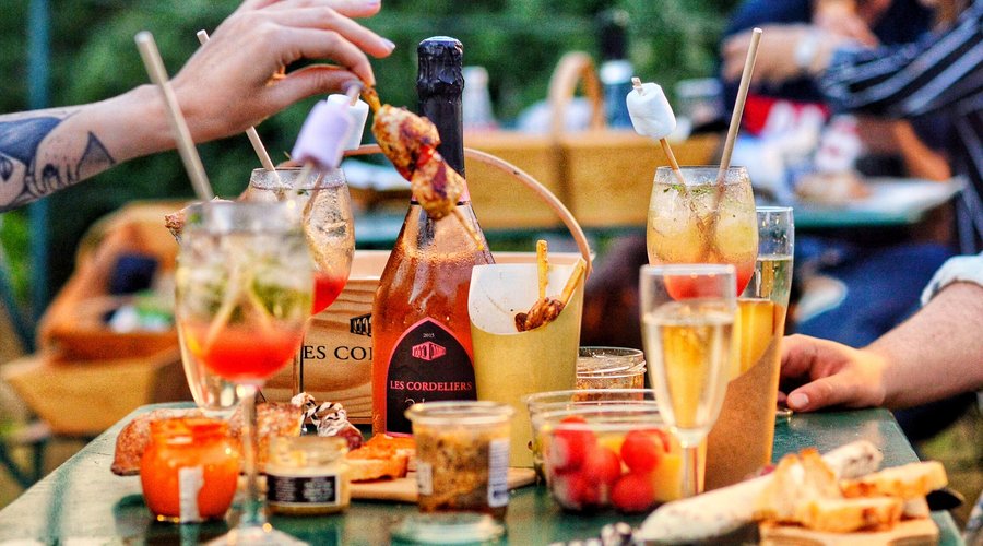 Paniers pique-nique et cocktails au crémant. 