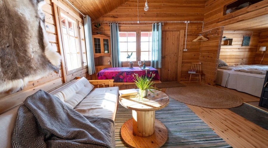 Cozy logcabin at the lake, M 1 , for 1 - 6 pers. 2 design beds and 4 handmade futons (2 on the loft)