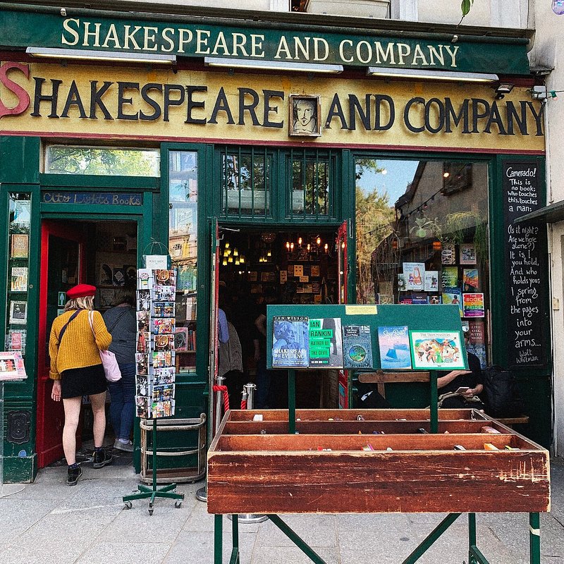 Shakespeare And Company, Paris, The interior of Paris' famo…