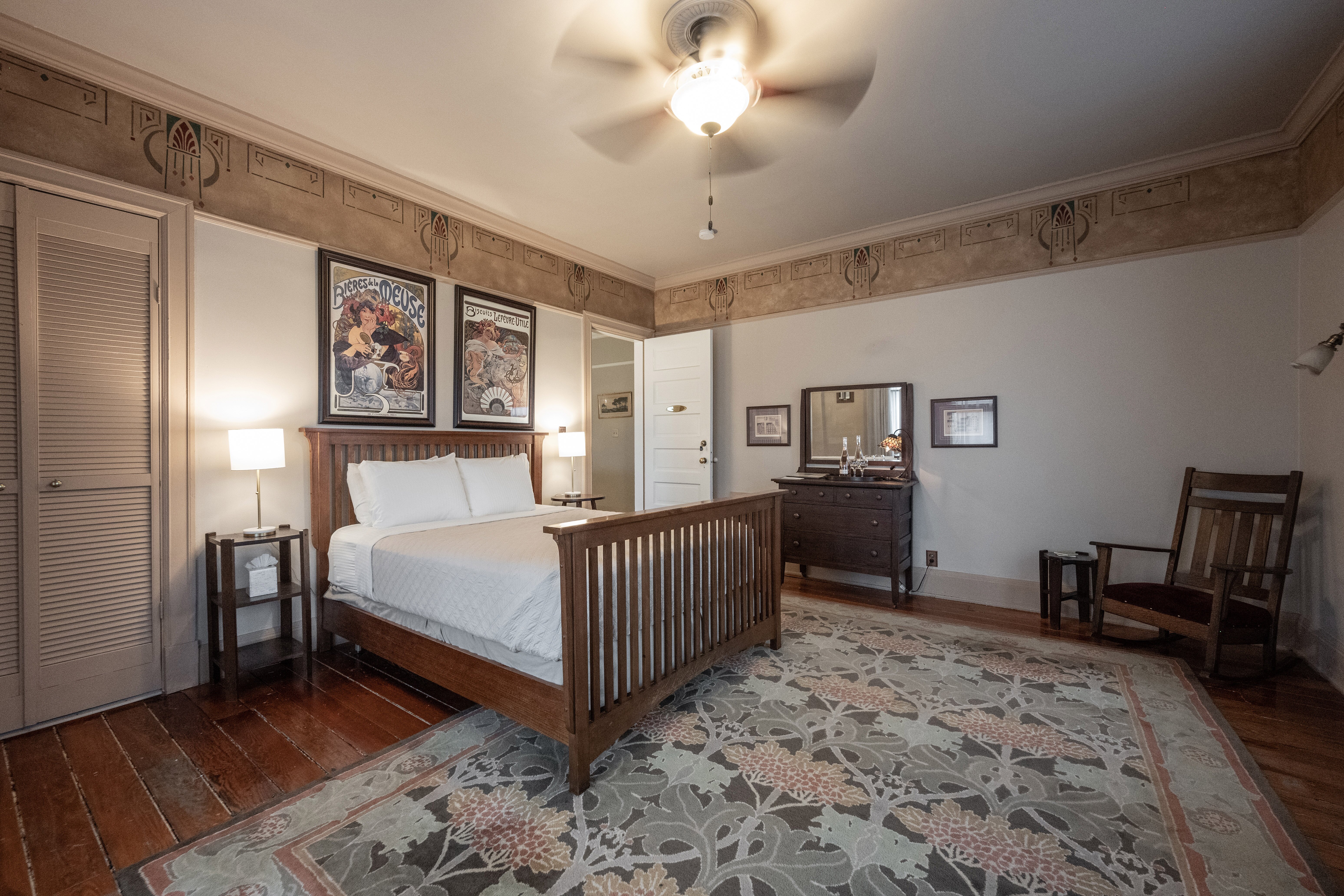 STONE SOUP INN Updated 2022 Reviews Indianapolis IN   Craftsman Room Shared 