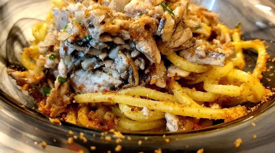 Spaghetti alla chitarra acciughe pinoli e pan grattato