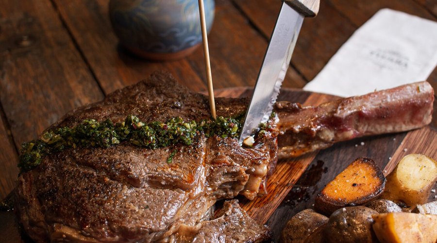 Tomahawk 800 gr. acompañado de papas doradas y ensalada fresca