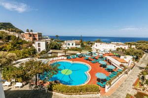 Pool & Beach