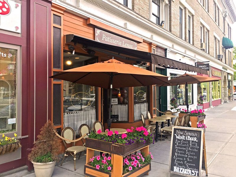 Outdoor cafe seating at Patisserie Lenox