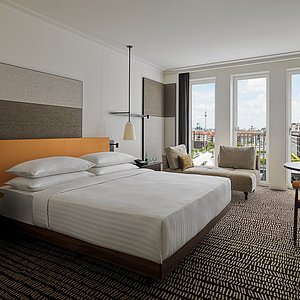 Panoramic Guest Room - Enjoy a breathtaking view over Berlin while enjoying a lavish stay.