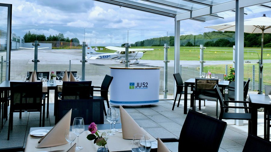 JU52 Hotel Café Restaurant - Besucherterrasse
