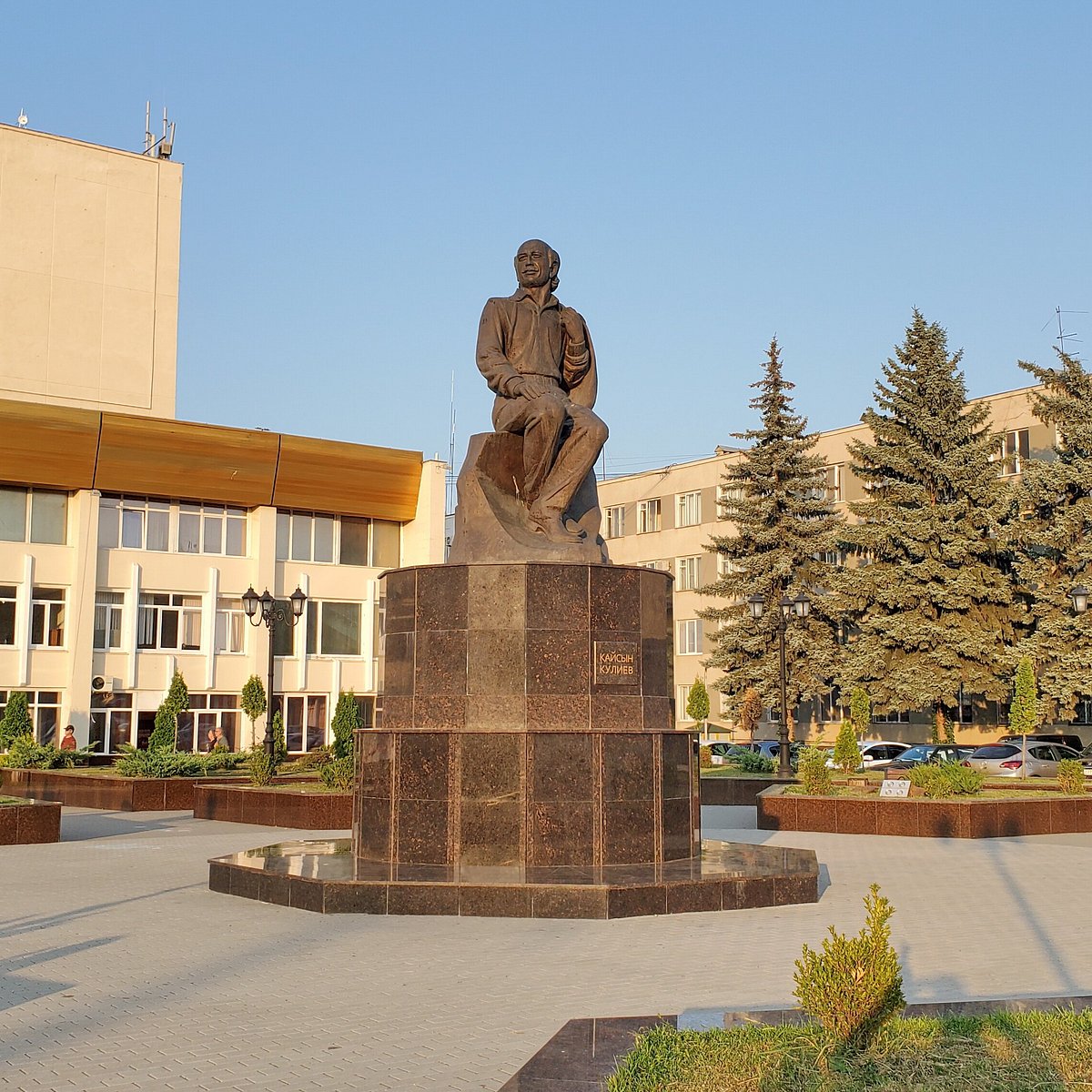 Площадь марий нальчик. Памятник Кайсыну Кулиеву в Нальчике. Памятник Кайсына Кулиева. Кайсын Кулиев памятник в Нальчике. Площадь Кулиева Нальчик.