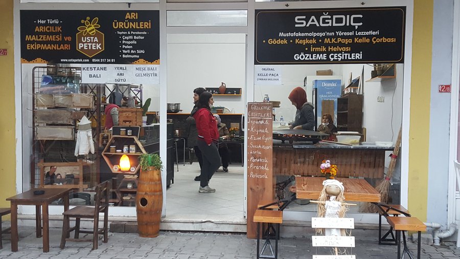 Mustafakemalpaşa Belediyesinin yan tarafındaki katlı pazaryerinin arka sokağındayız.Bekleriz Efendim.