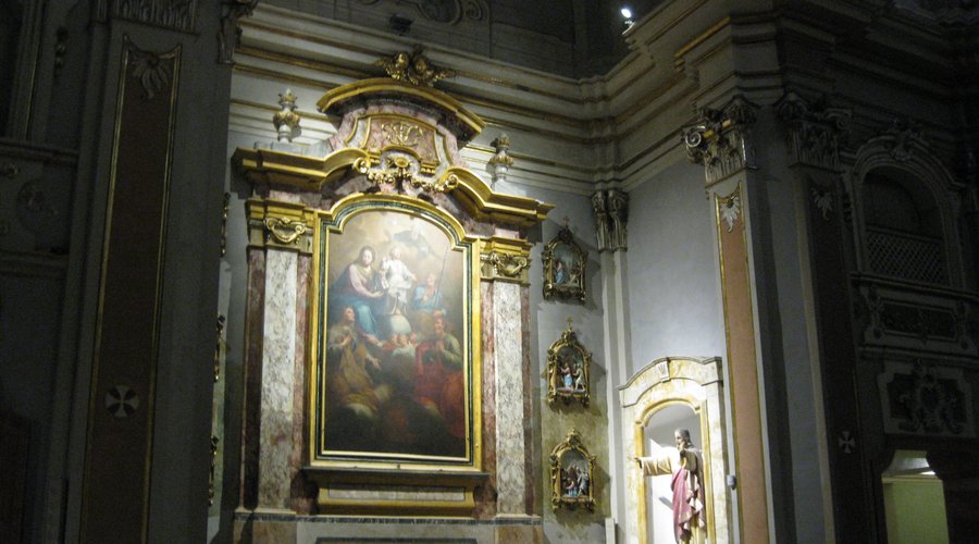Interni della chiesa