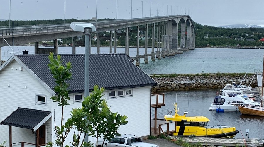Gisundbrua auf der Seite von Finnsnes (Juli 2021)