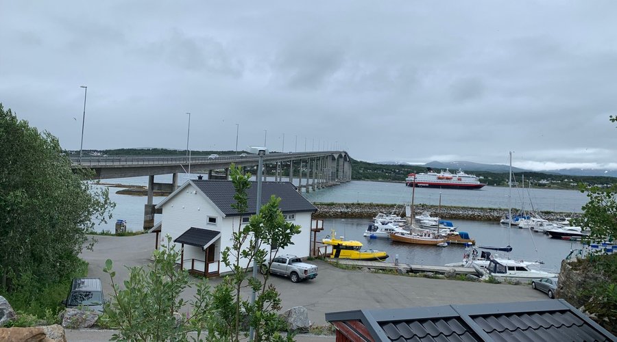 Schiff der Hurtigruten an der Gisundbrua auf der Seite von Finnsnes (Juli 2021)
