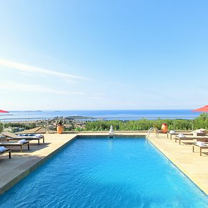 Terrasse piscine chauffée et vue mer panoramique villa azur golf Bandol.