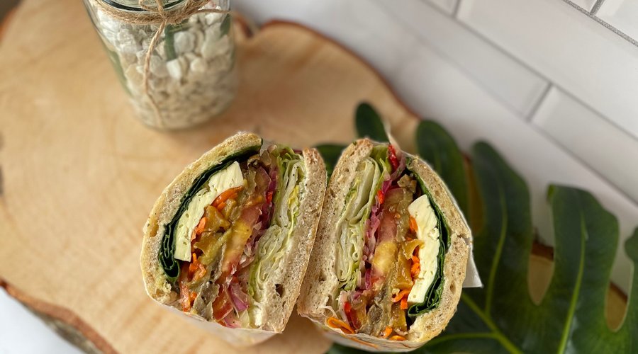 Sanduches artesanales elaborados en pan de masa madre , opción vegetariana 