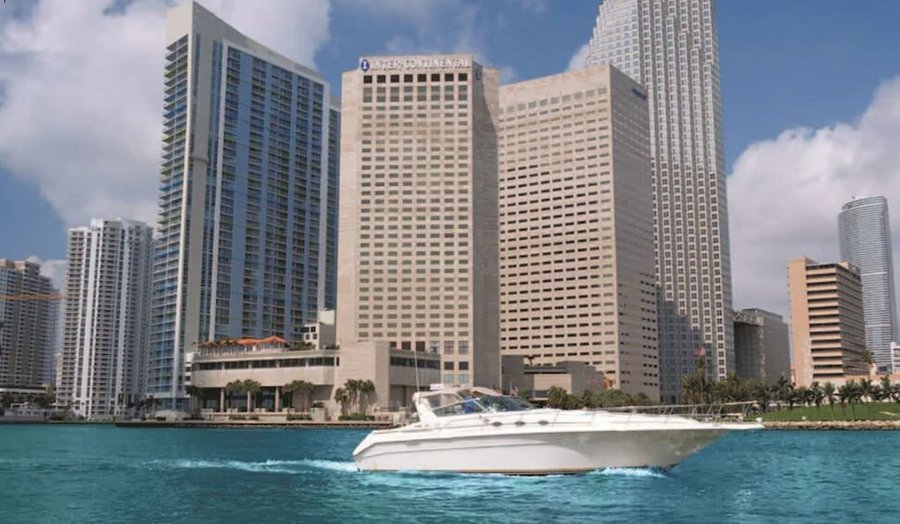 Enjoy our bayfront hotel perfectly situated at Bayside and downtown Miami