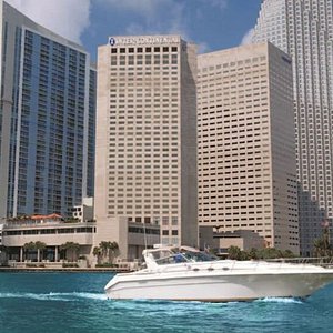 Enjoy our bayfront hotel perfectly situated at Bayside and downtown Miami