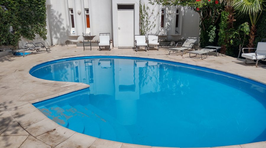 Piscina, baños y vestuarios a la vuelta del hotel