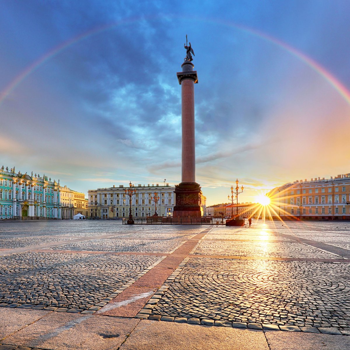 Дворцовая площадь в Санкт-Петербурге осенью