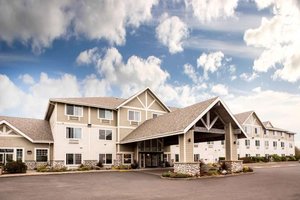 La Quinta Inn & Suites by Wyndham Newport in Newport, image may contain: Suburb, Neighborhood