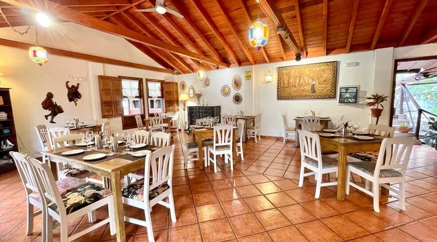 Nuestra sala principal / Main lounge
