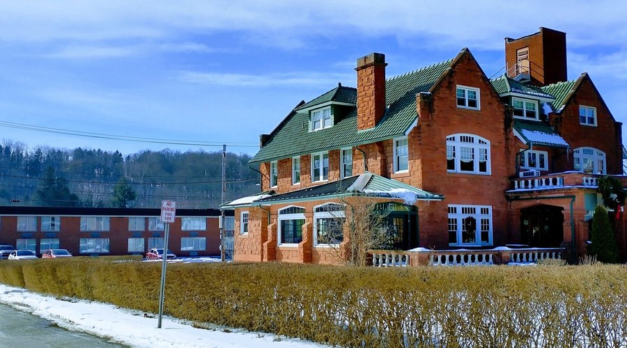 Thistledown bed and breakfast in historical Ligonier Pennsylvania