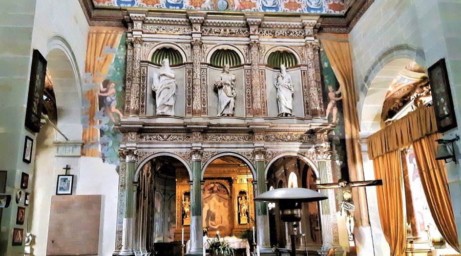 prospetto della nicchia con l'altare principale