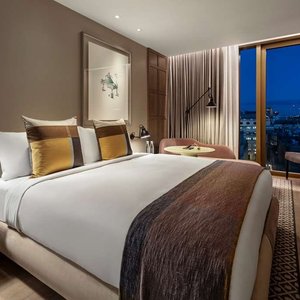 The Londoner Deluxe King City View