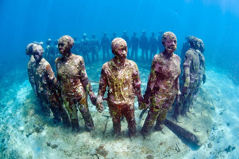 Underwater sculpture of people in circle holding hands