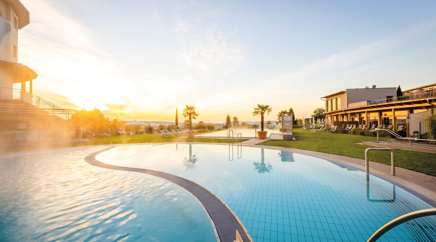 Großzügige Poollandschaft mit 8 Thermal-, Süß- und Meerwasserpools im Hotel Larimar