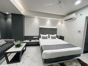 JARDIN HOTELS (Indore) - Hotel Reviews, Photos, Rate Comparison