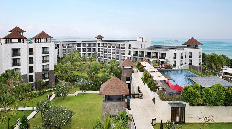 Hotel landscape and Infinity Pool overlooking Indian Ocean