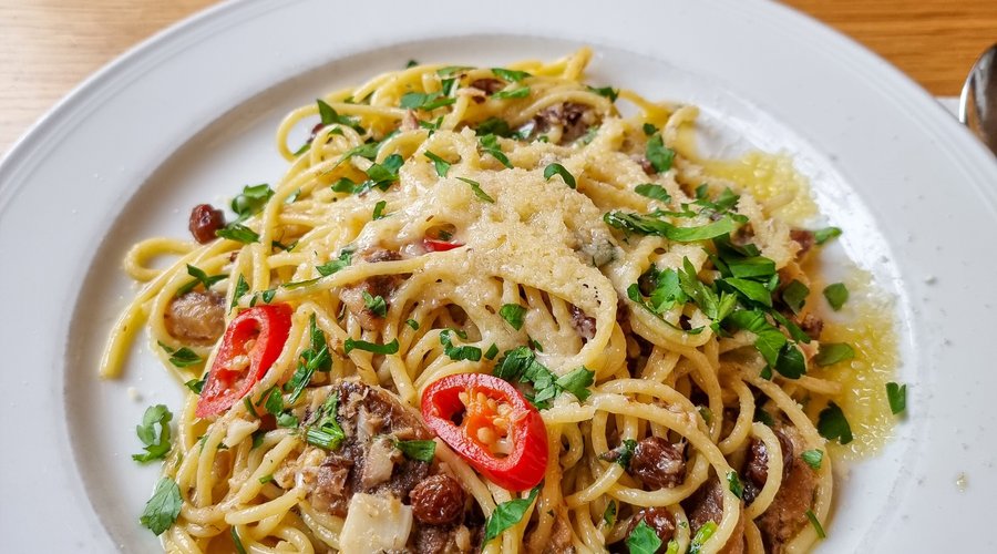 Spaghetti mit Sardinen, Rosinen und Peperoncino 